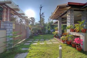 Zahrada ubytování Srinikethana Home Stay with Swimming Pool