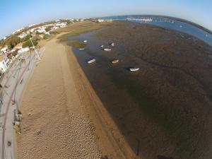 エル・ロンピドにあるApartamentos en Paseo Maritimoの海上ボートが浮かぶビーチの空中ビュー
