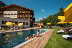 Basen w obiekcie Landhotel Alpenhof Filzmoos lub w pobliżu