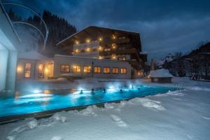 Basen w obiekcie Landhotel Alpenhof Filzmoos lub w pobliżu