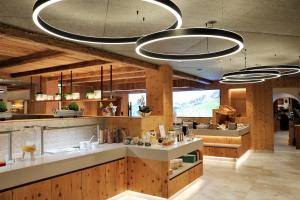 Zestaw do parzenia kawy i herbaty w obiekcie Landhotel Alpenhof Filzmoos