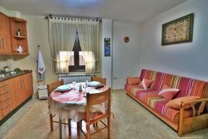 A seating area at Apartamento Añon Még 6 kép