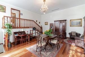 sala de estar con mesa y sillas y escalera en OurMadeira - Theo's House, secluded en Calheta