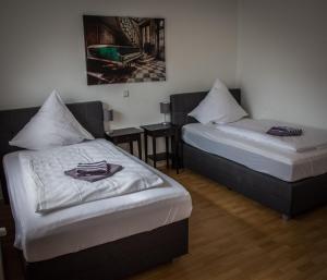 1 dormitorio con 2 camas y mesa con piano en Hotel Gasthof Zur Post, en Albersloh