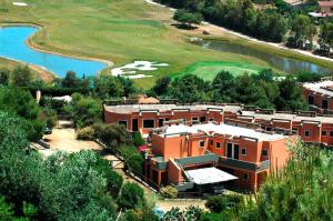 una vista aérea de un complejo con campo de golf en Appart Hotel Residence en Villasimius
