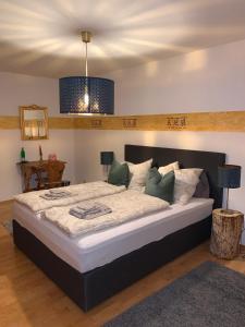 ジークスドルフにあるEntspannen mit Bergpanoramaの大きなベッドとテーブルのある寝室 +15枚の写真