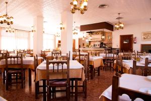 Hostal Susi في بينييسكولا: غرفة طعام مع طاولات وكراسي في مطعم