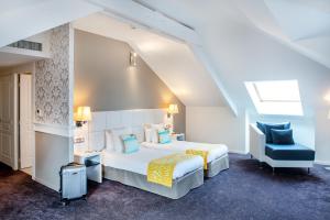 A bed or beds in a room at Grand Hôtel Gallia & Londres Spa NUXE