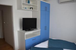 A television and/or entertainment centre at Holiday house Matej
