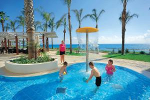 Piscina di Alexander The Great Beach Hotel o nelle vicinanze