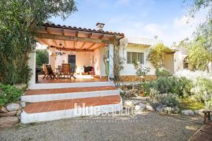 Cette villa offre une vue sur le jardin. dans l'établissement Casa de los Angeles, à Santa Eulària des Riu