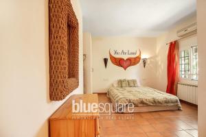 - une chambre avec un lit dans l'établissement Casa de los Angeles, à Santa Eulària des Riu