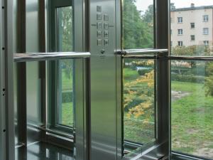 グリヴィツェにあるHotel Łabędyの窓付きの客室内からの景色を望めます。