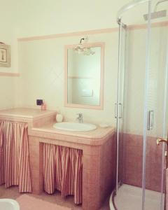 uma casa de banho com um lavatório e um chuveiro em B&B La Toscanina em San Miniato
