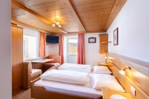 Postel nebo postele na pokoji v ubytování Gasthof Specker