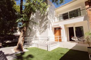 Casa con balcón y árbol en Minty Stay - Palmera, en Sevilla