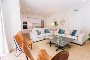 una sala de estar con un sofá y una mesa en Minty Stay - Palmera, en Sevilla