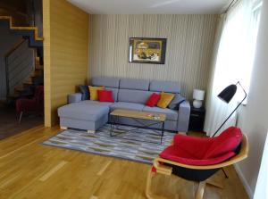 sala de estar con sofá y mesa en Apartament Beige, en Polanica-Zdrój