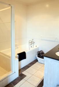Ett badrum på 123 Ocean View Drive Apartment