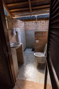 y baño con aseo y lavamanos. en ATTA Rainforest Lodge, en Surumatra