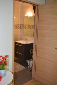 een badkamer met een wastafel en een spiegel bij La Perronière in Athée-sur-Cher