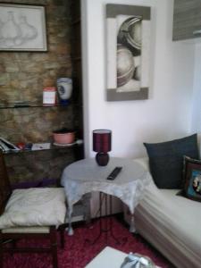 ピアッツァ・アルメリーナにあるLa Dea Bendataのベッド、テーブル、椅子が備わる客室です。
