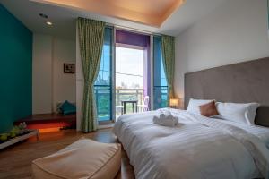 馬公市的住宿－海璞民宿 ，一间卧室设有一张大床和一个大窗户