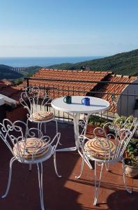 uma mesa e cadeiras sentadas numa varanda em Liguria-Relax em Villa Faraldi