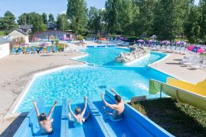 a group of people in a pool at a water park at Camping Officiel Siblu Domaine de Dugny in Onzain