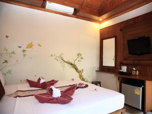 Postel nebo postele na pokoji v ubytování Baan Pakgasri Hideaway