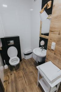 A bathroom at Hotel Majerzanka