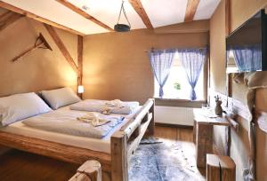 sypialnia z łóżkiem w pokoju z oknem w obiekcie Krčma Hotel U Císařské Cesty w mieście Branišovice