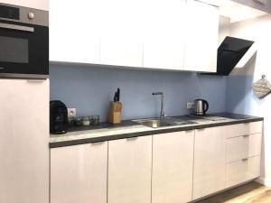 Kuchyňa alebo kuchynka v ubytovaní Apartamenty Zajezdnia MTP