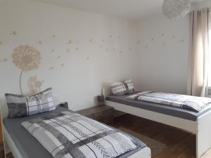 2 Betten in einem Schlafzimmer mit Sternen an der Wand in der Unterkunft Ferienwohnung Leon in Sinsheim