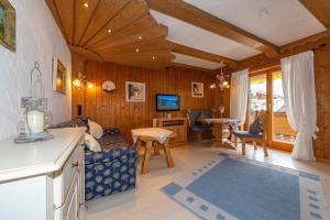 a living room with a couch and a table at Ferienhaus Alpenzauber in Krün