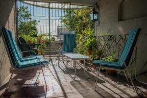 a patio with chairs and tables on a balcony at Alborada Salto Centro in Salto