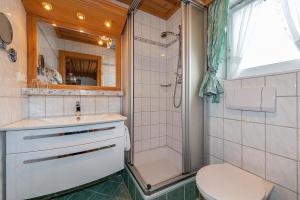 Un baño con inodoro, ducha y lavabo. en Ferienhaus Alpenzauber, en Krün 21 fotos más