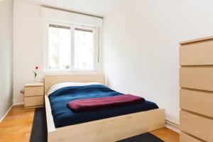 um quarto com uma cama e uma janela em Cosy flat in trendy Sprengelkiez (legal) em Berlim