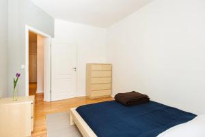 um quarto branco com uma cama e uma cómoda em Cosy flat in trendy Sprengelkiez (legal) em Berlim