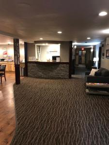 The lobby or reception area at Rib Mountain Inn