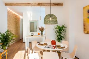 塞維利亞的住宿－Genteel Home Santa Teresa，一间带桌椅的用餐室
