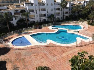 Majoituspaikan Avda de las Palmeras Apartment uima-allas tai lähistöllä sijaitseva uima-allas