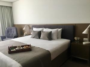Llit o llits en una habitació de Dazzler by Wyndham Lima San Isidro