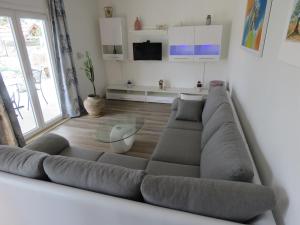 斯塔里格勒Hvar Mediterranean Ranch House的带沙发和桌子的客厅