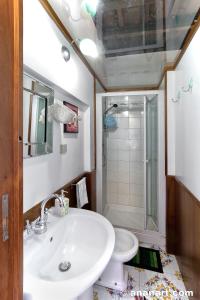 A bathroom at Nido tra le cupole, terrazza panoramica, Wi-Fi , AC Még 20 kép