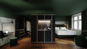 Dormitorio verde con cama y espejo en Boutique Hotel Josef, en Zúrich