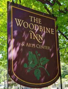 een bord voor de Woodline Inn en kunstcentrum bij The Woodbine Inn in Palenville