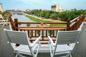 Rõdu või terrass majutusasutuses Threeway Riverside Villa