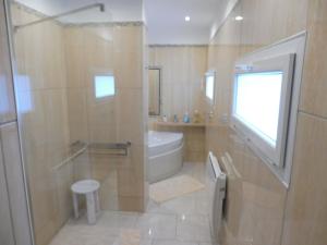 胡伊的住宿－rosa picardia，带淋浴、卫生间和盥洗盆的浴室