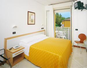 Un pat sau paturi într-o cameră la Hotel Giuliana